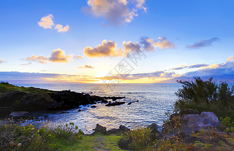 毛伊岛悬崖海岸与海洋接壤 夏威夷绿色天空风景蓝色地平线沿海热带海岸线假期岩石图片