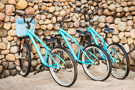 三辆老旧生锈的蓝色自行车图片