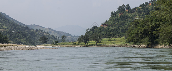 在太阳中 在河中河道漏斗森林农村水平溪流风景图片