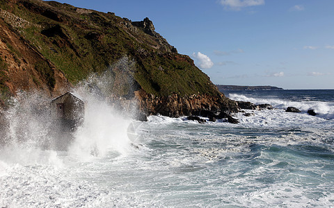 被海浪击打的渔船小屋石头地政海景支撑日落海洋地标岩石海岸线半岛图片