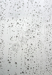 窗户上有雨滴玻璃杯 浅色DOF天气气泡反射灰色水滴液体团体玻璃图片