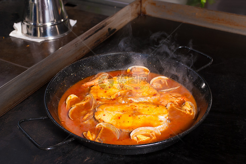 烹饪hake水平蛤蜊海鲜贝类砂锅平底锅餐厅沙锅食谱美食图片