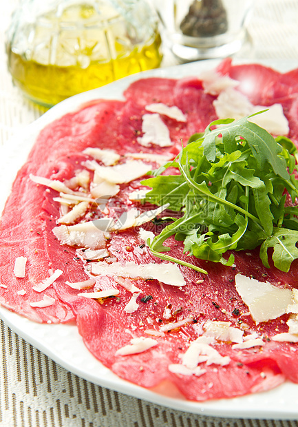 黄瓜上牛肉的焦肉牛肉片正方形小吃食物沙拉香料美食胡椒营养午餐图片