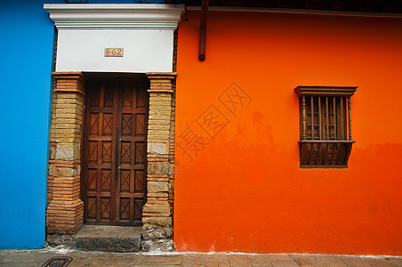 橙色墙和蓝色殖民墙图片