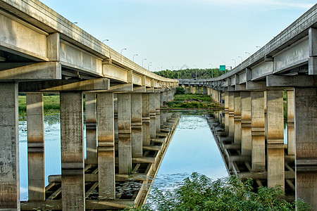 河上公路图片