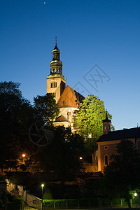 欧洲老城的礼拜堂和钟楼图片