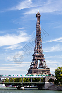 法国巴黎塞纳河上国家里程碑式的埃菲尔塔图片