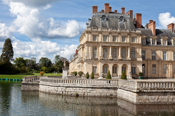 中世纪皇家城堡和法国巴黎附近的湖泊地标历史建筑纪念碑建筑学池塘住宅花园蓝色公园图片