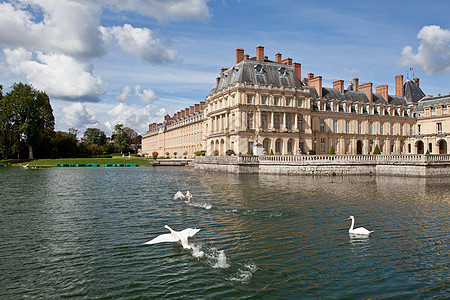 中世纪皇家城堡和法国巴黎附近的湖泊历史纪念碑花园天空天鹅建筑蓝色旅行住宅建筑学图片