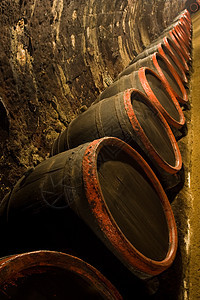 葡萄酒地窖中葡萄酒桶的一行走向远处图片