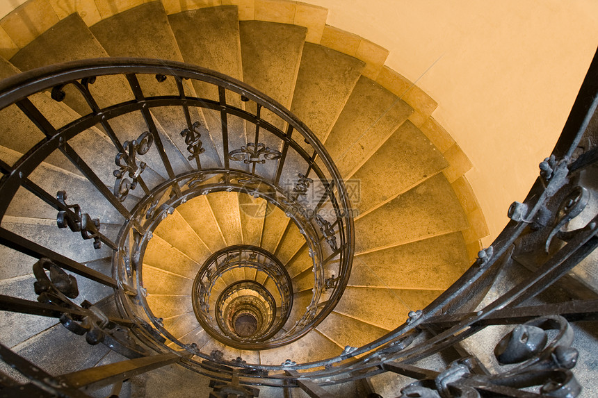 古塔的螺旋楼梯和石阶水平脚步楼梯间漩涡耳蜗隧道栏杆建筑圆圈扶手图片