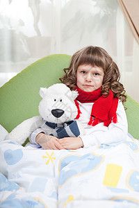 带着围巾的小生病女孩在床上拥抱玩具熊孩子童年后代玩具悬崖发烧流感儿科毯子金发图片