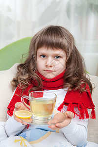 有围巾在床上的小生病女孩 正在吃药流感柠檬病人孩子童年杯子女儿毯子医生发烧图片