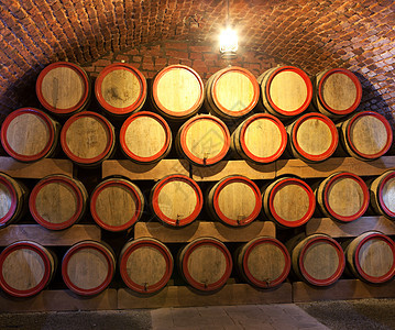 木制葡萄酒桶存放在酿酒地窖里图片