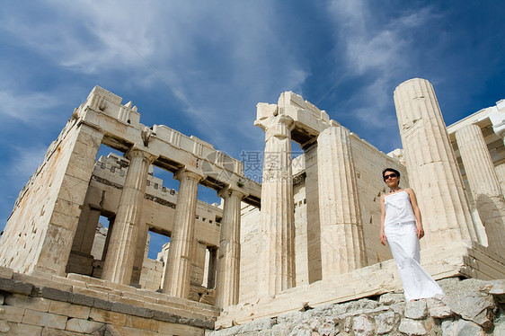 雅典希腊在天空中背面的西雅图女神博物馆女士假期蓝色地标历史古董旅行大理石游客图片