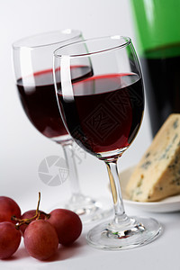 奶酪 葡萄和红酒绿色玻璃白色酒精水果奢华酒杯食物桌子瓶子图片