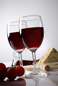 奶酪 葡萄和红酒软木酒杯绿色水果红色酒精团体奶制品奢华食物图片