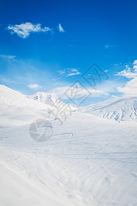 明亮的冬天天雪山岩石天空太阳山脉阳光白色冰川蓝色滑雪全景图片