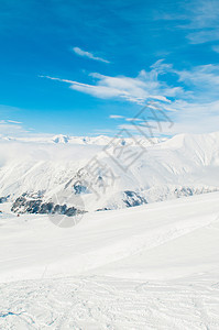 明亮的冬天天雪山白色天空顶峰冰川假期旅行风景岩石全景场景图片