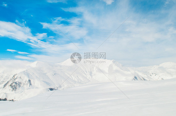 明亮的冬天天雪山蓝色旅行假期岩石风景太阳顶峰阳光场景天空图片