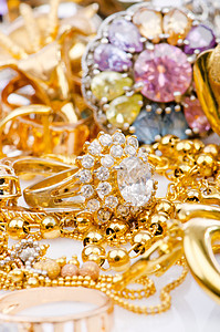 大量金首饰的收藏优雅奢华项链金属礼物宏观吊坠石头魅力戒指图片