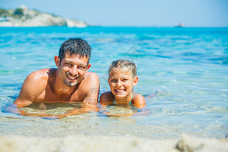 家庭在海上玩游戏孩子游泳蓝色热带男性孩子们太阳快乐喜悦青少年图片