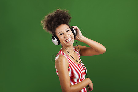 听音乐音乐耳机青年绿色享受快乐青少年微笑黑发女孩图片