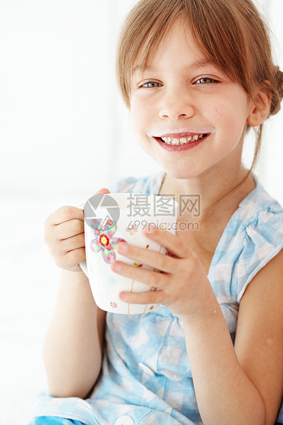 在家的孩子乐趣睡衣奶制品杯子女儿蓝色童年营养卫生卧室图片
