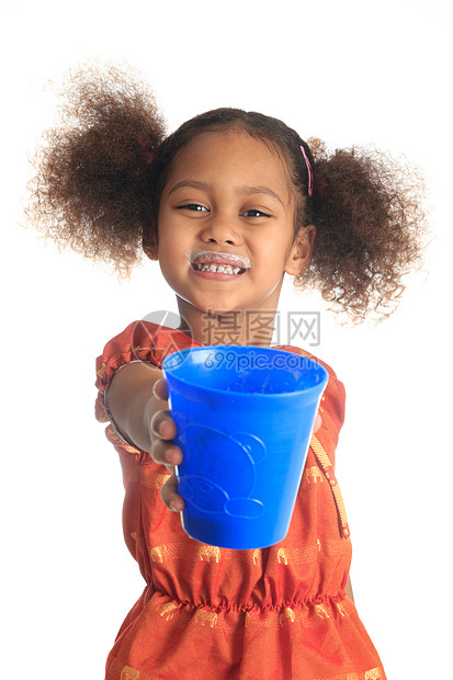 非裔美洲儿童和亚洲长发儿童喝牛奶和白奶微笑生长食物玻璃青年孩子童年头发奶制品女孩图片