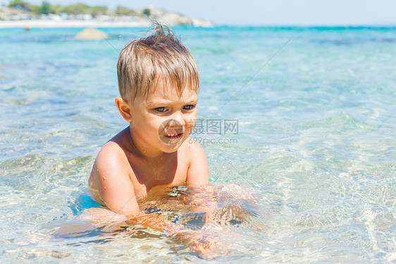 可爱的男孩在海上玩耍闲暇婴儿热带微笑假期孩子文化孩子们旅行乐趣图片