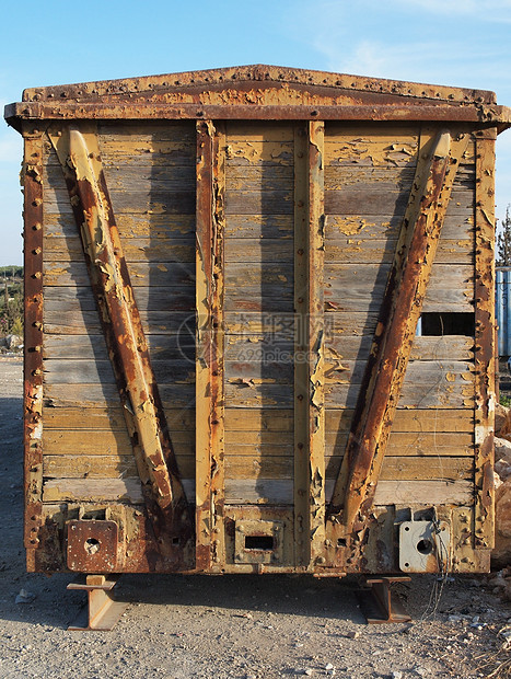 废弃的木制铁路车后端站立在道具上图片