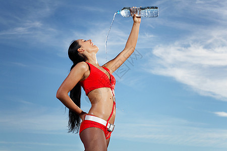 年轻女运动女青年 喝一瓶水女孩瓶子赛跑者健身房女士毛巾黑发成人头发口渴图片
