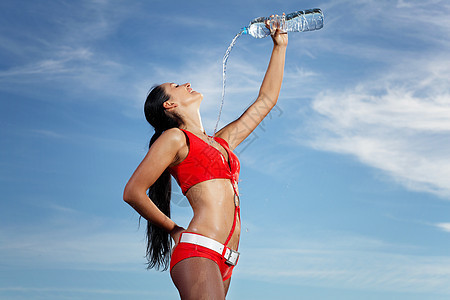 年轻女运动女青年 喝一瓶水运动员女孩工作室黑发女士瓶子成人口渴健身房蓝色图片