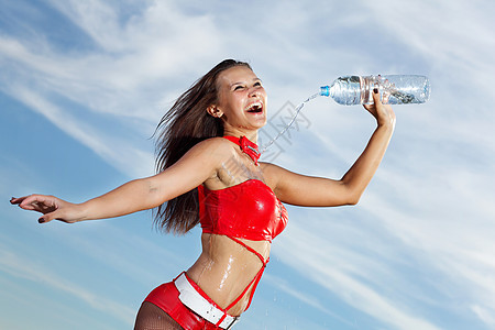 年轻女运动女青年 喝一瓶水女士毛巾成人矿物身体赛跑者口渴锻炼女孩黑发图片