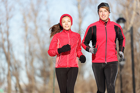 运行中慢跑者女性森林夫妻运动员跑步者男性女士公园踪迹图片