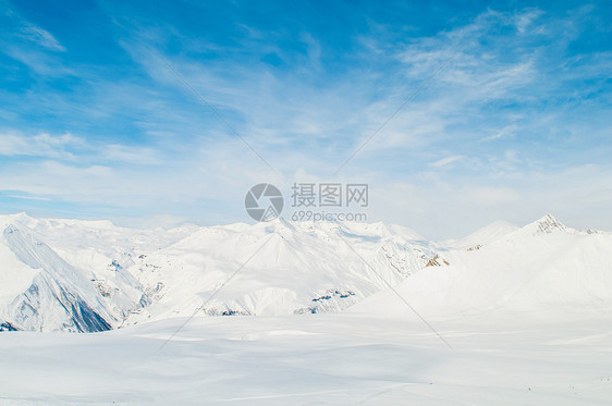 明亮的冬天天雪山滑雪旅行冰川顶峰风景白色太阳天空岩石假期图片