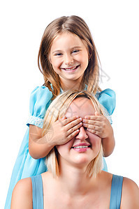 快乐的妈妈和女儿在白色母性拥抱喜悦女性幸福乐趣童年微笑母亲女士图片