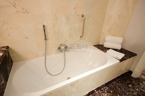 浴室内有淋浴浴缸喷头玻璃地面宏观装饰温泉摊位卫生液体图片