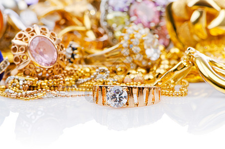 大量金首饰的收藏女性耳环金属珠子奢华礼物宏观宝石戒指魅力图片
