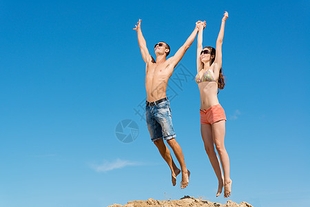 年轻夫妇一起跳跃乐趣兄弟跑步成功男生天空喜悦男人场地成人图片