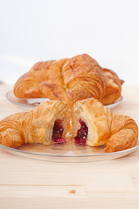 装满浆果果酱的法国薄饼金子早餐羊角包子小吃水果甜点营养面包蛋糕图片