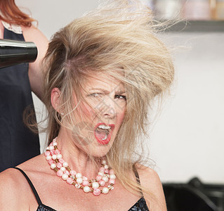 女人毛发和吹风烘干机图片