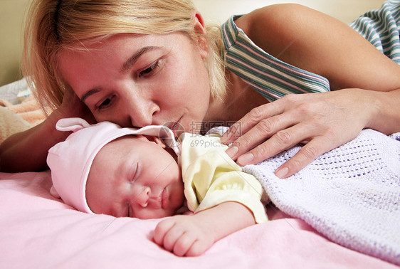 母亲和宝宝拥抱后代女士护士家庭牛奶女性哺乳期新生婴儿图片