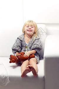 沙发上有熊的小女孩休息喜悦幸福孩子青年时间童年女儿健康动物图片