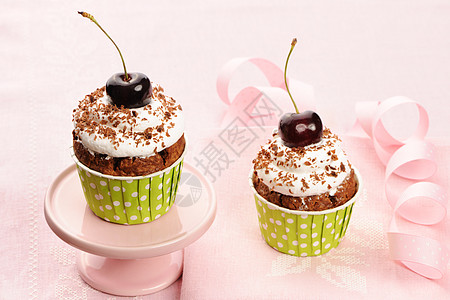 粉色蛋糕蛋糕加奶油和樱桃食物小吃鞭打杯子装饰糕点漩涡巧克力冰镇甜点背景