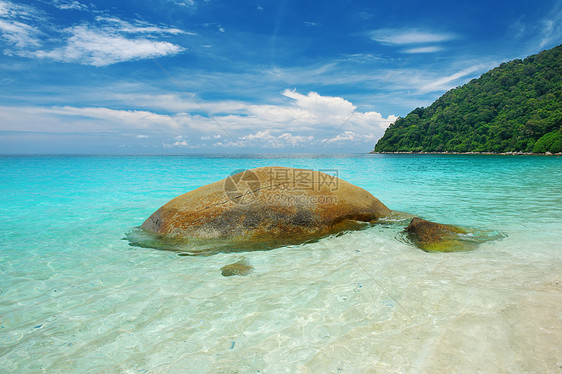美丽的海滩旅行天空岩石石头热带海景假期海岸线蓝色海洋图片