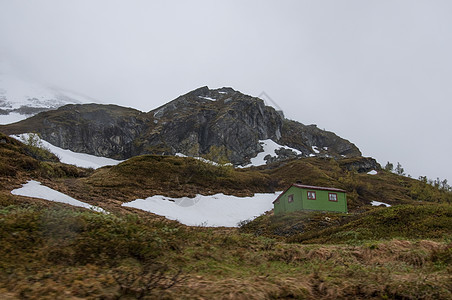 山坡上的木屋住宅山脉窗户小屋风化房子家园棕色森林木头图片