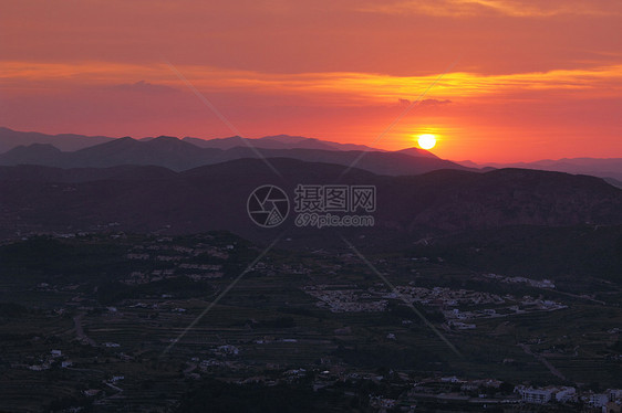 山中夏日风景与太阳农村阳光土地野生动物草地气候日落公园旅行植物群图片