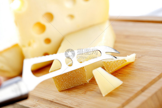 奶酪和奶酪刀木头气味产品牛奶香味立方体午餐生活盘子烹饪图片