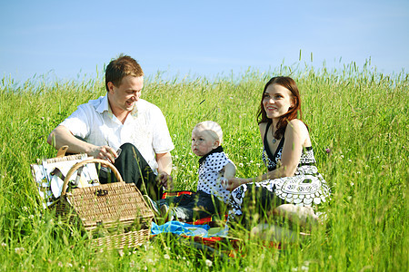 家庭野餐蓝色女孩天空成人爸爸微笑孩子们儿子农村女性图片